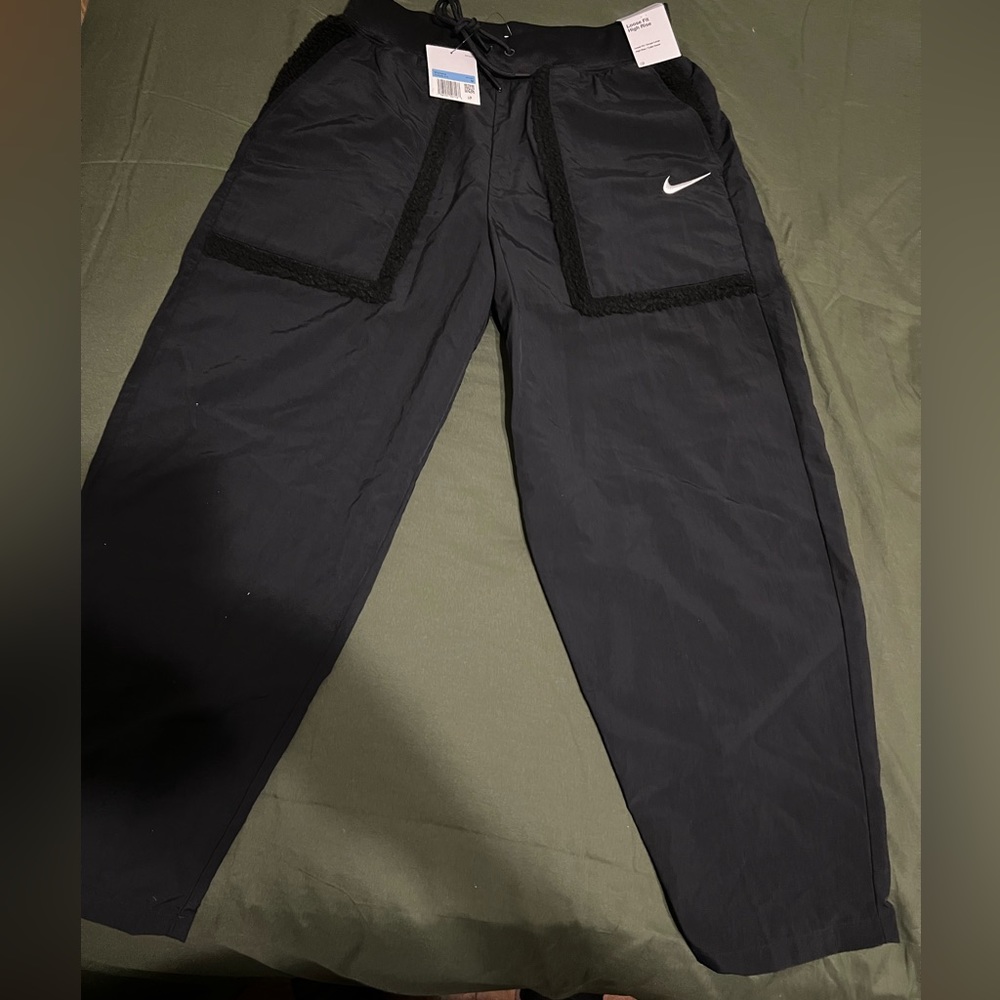 Nike Women's
Sportswear Essential
Woven High Rise Pants size small - Picture 7 of 9